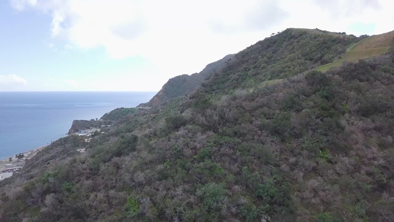 volando hacia arriba revelando una enorme montaña en la isla catalina