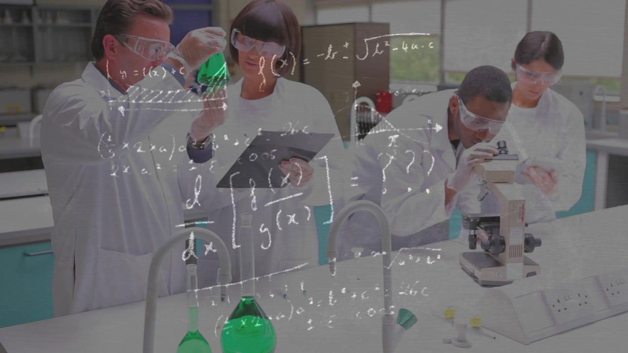 En tekniker til venstre løfter en kolbe, mens teamet noterer og fokuserer på opgaven, og matematiske modeller udvikles i laboratoriet for at styre kemien.