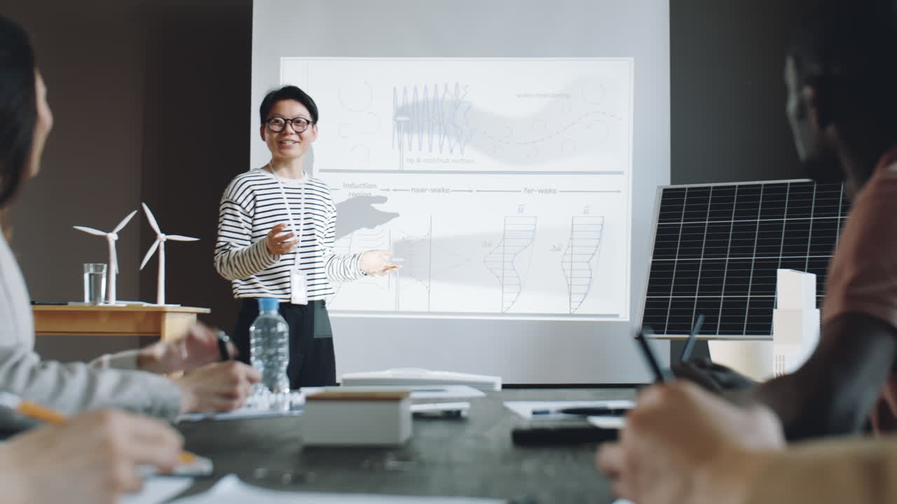 아시아 여성 이 회담 에서 재생 가능 에너지 프로젝트 를 발표 하고 있다