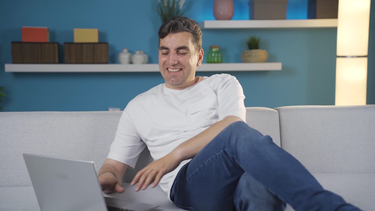 retrato de un hombre feliz y pacífico.