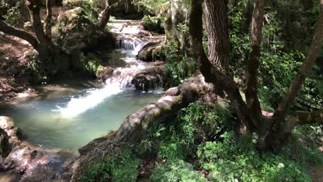 Vista-De-La-Hermosa-Cascada-Del-Arroyo-De-Montaña