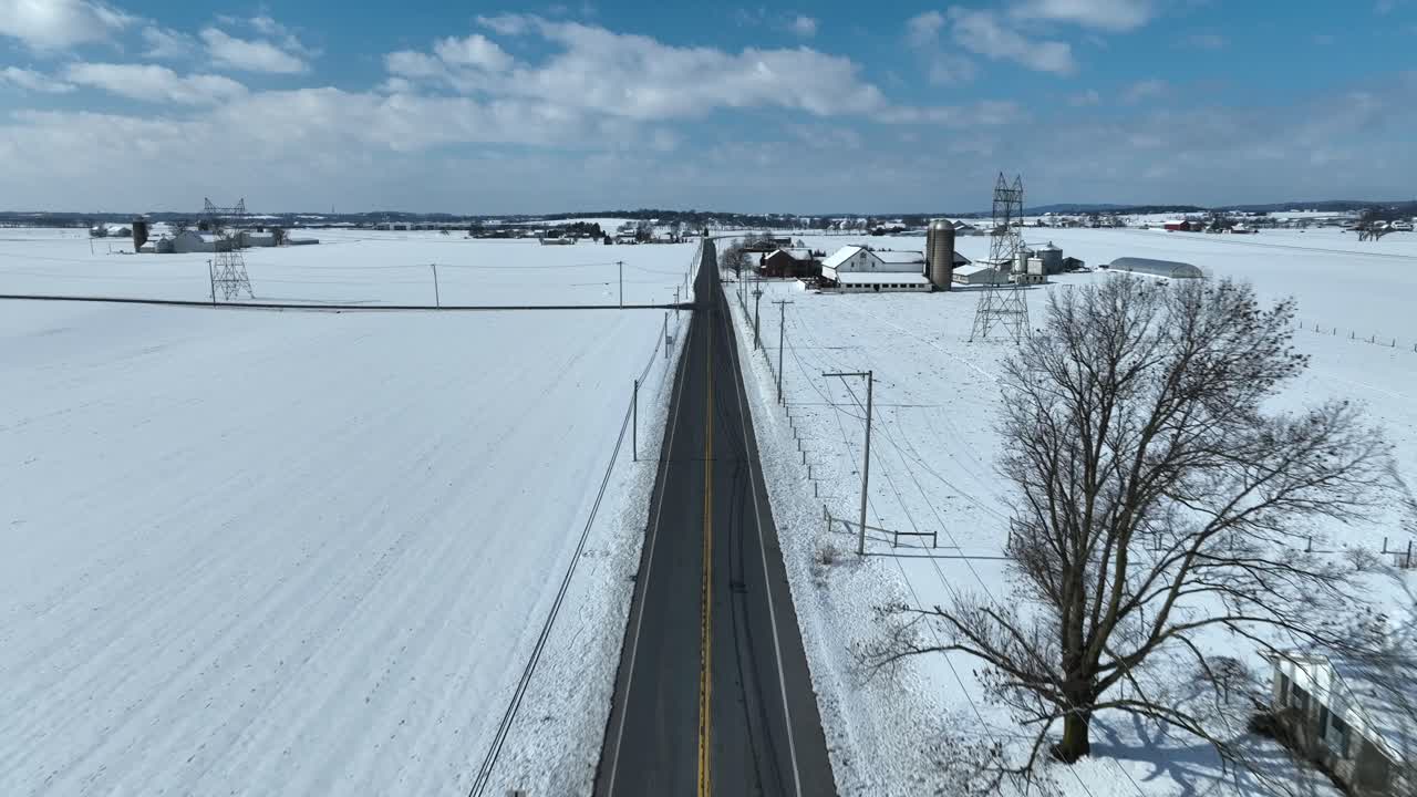 미국 시골 농장 지역의 직선 거리와 함께 눈 인 겨울 풍경