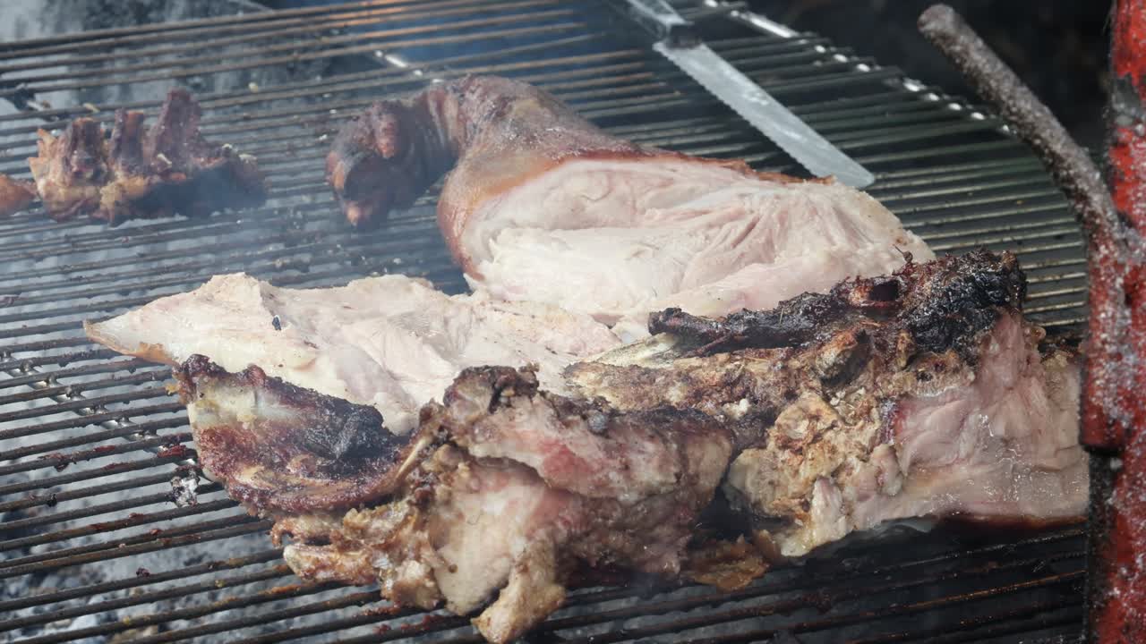 연기가 있는 그릴에서 고기를 는 순서