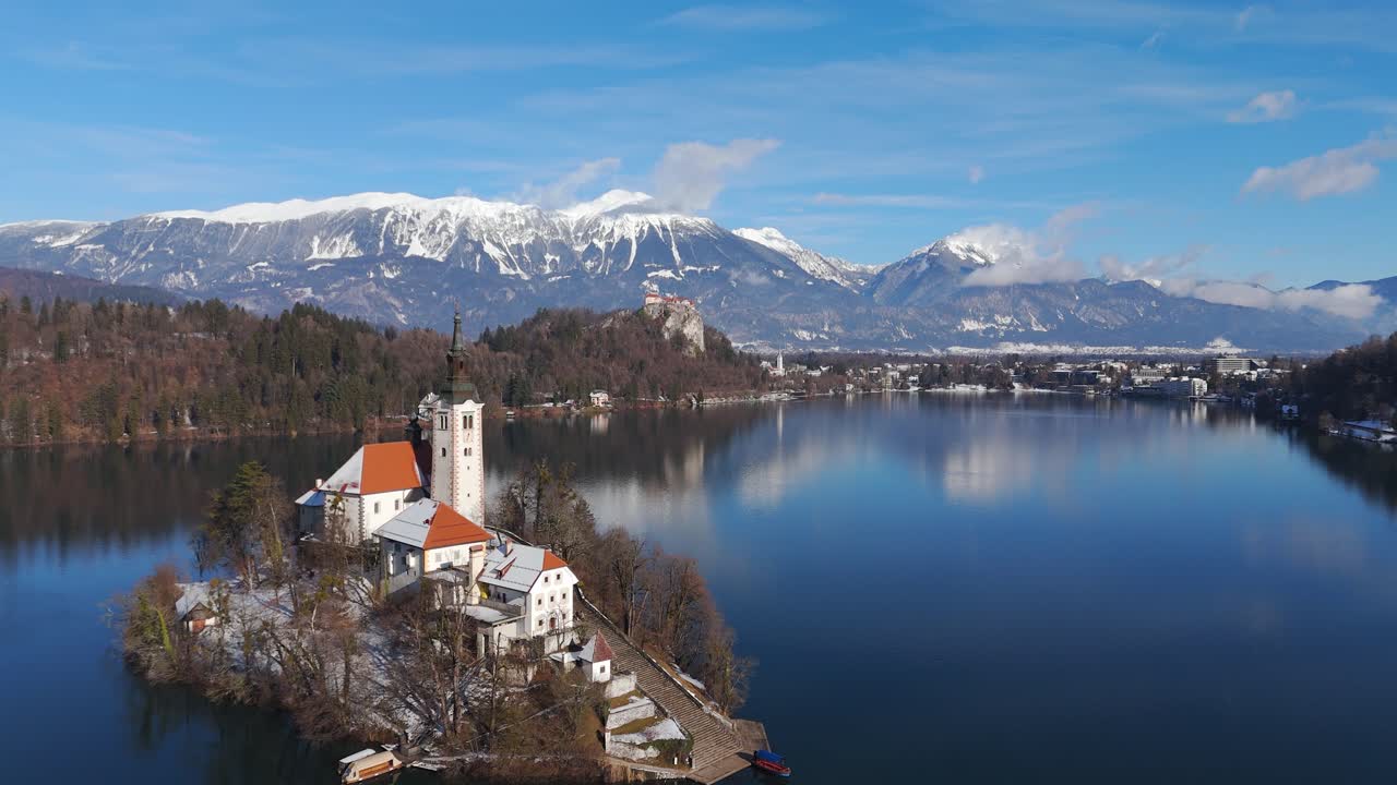 Riflessi del lago di Bled, chiese sull'isola, montagne alpine, vista aerea