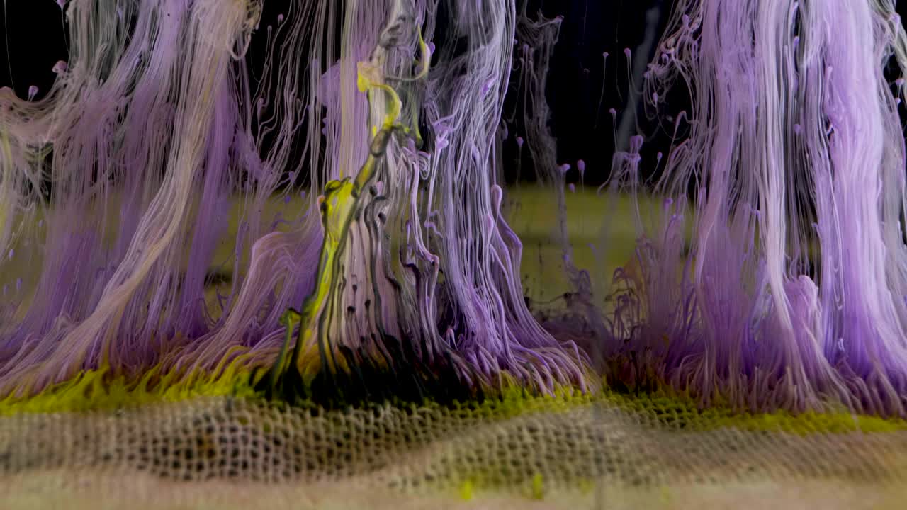 물 속의 다채로운 잉크 페인트, 물 아래에서 잉크가 회전하는 흐름