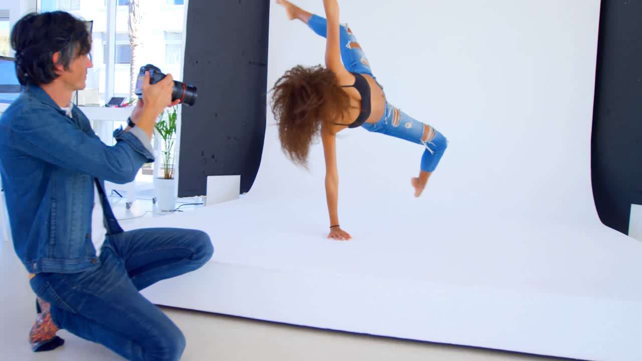 여성 모델이 스튜디오 4k에서 촬영을 위해 포즈를 취하고 있습니다.