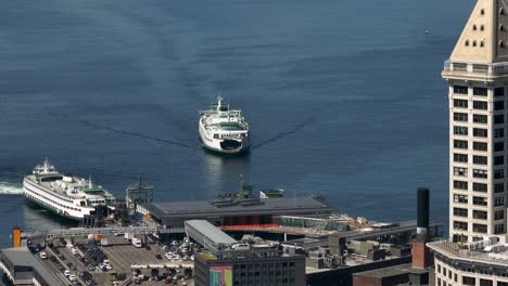 Drohnenaufnahme-Des-Fährhafens-Von-Seattle-Mit-Dem-Smith-Tower-Im-Vordergrund