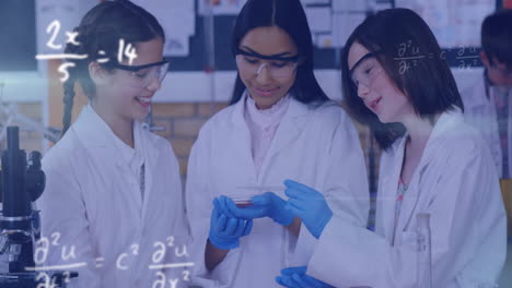 animación de ecuaciones matemáticas sobre diversas estudiantes femeninas haciendo experimentos en el laboratorio