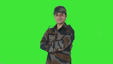 Porträt-Eines-Glücklichen-Indischen-Armeemannes,-Der-Mit-Gekreuzten-Händen-Auf-Grünem-Bildschirm-Steht