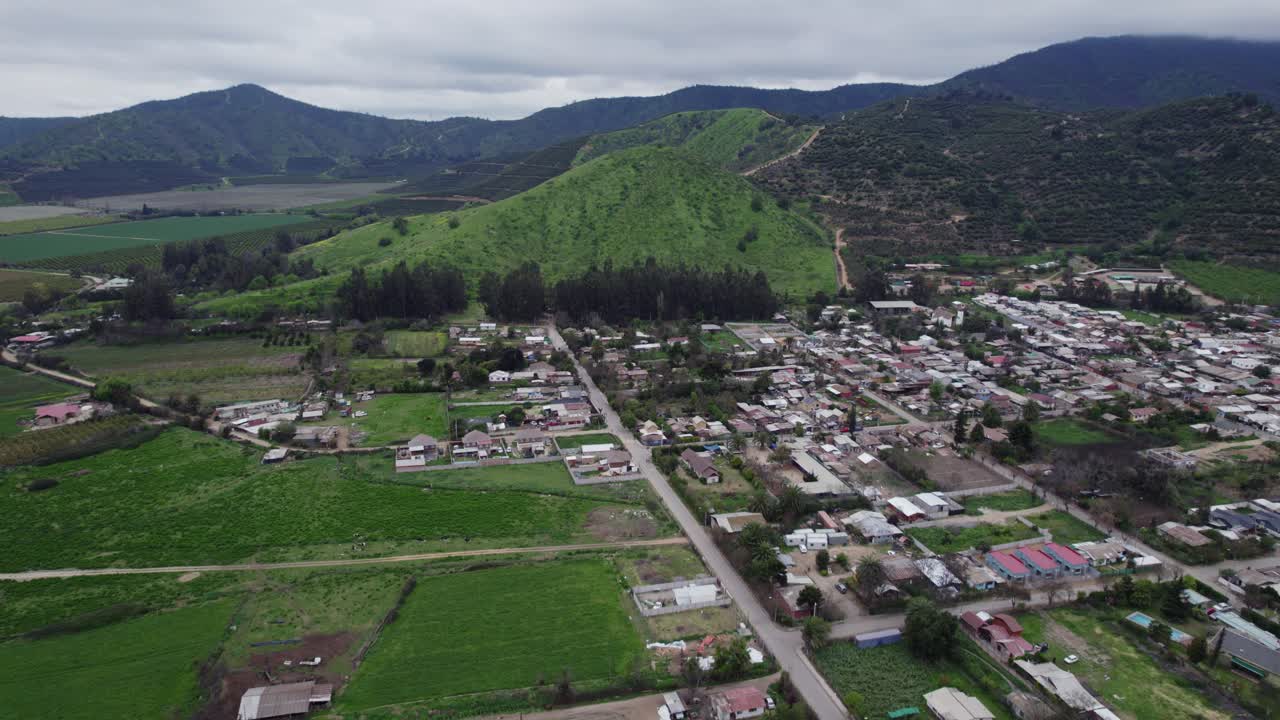 ciudad chilena de pomaire en las faldas de la montaña con campo verde en melipilla, chile