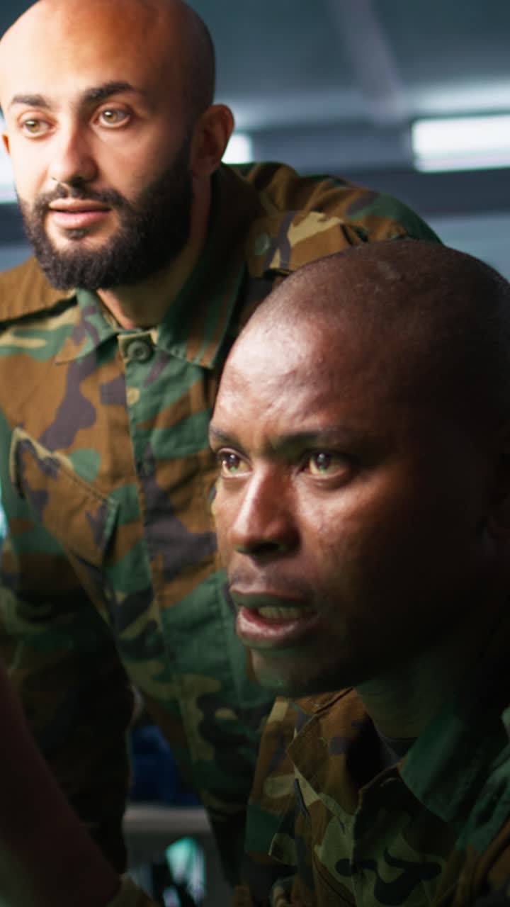 Video verticale. Unità dell'esercito che lavora in una struttura governativa accanto a un collega.