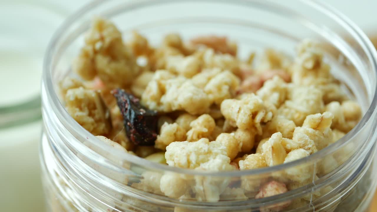 musli hecho en casa en un tazón en negro