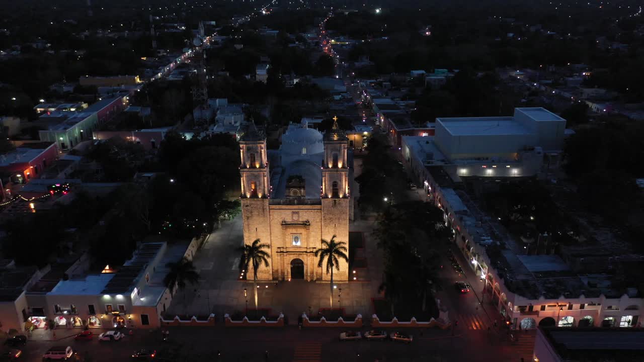 retracción aérea nocturna lenta de la catedral de san gervasio en valladolid, yucatán, méxico