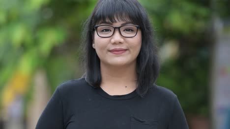 hermosa mujer de negocios asiática feliz sonriendo en las calles al aire libre
