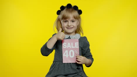 adolescente alumna mostrando venta 40 por ciento de descuento en el anuncio de texto de banner. descuentos para compras en línea