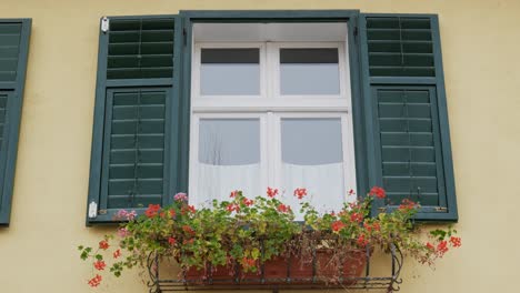 Ventana-De-Persianas-Abiertas-Del-Edificio-Antiguo-Durante-El-Día