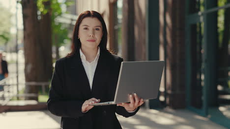 mujer de negocios trabajando en una computadora portátil al aire libre