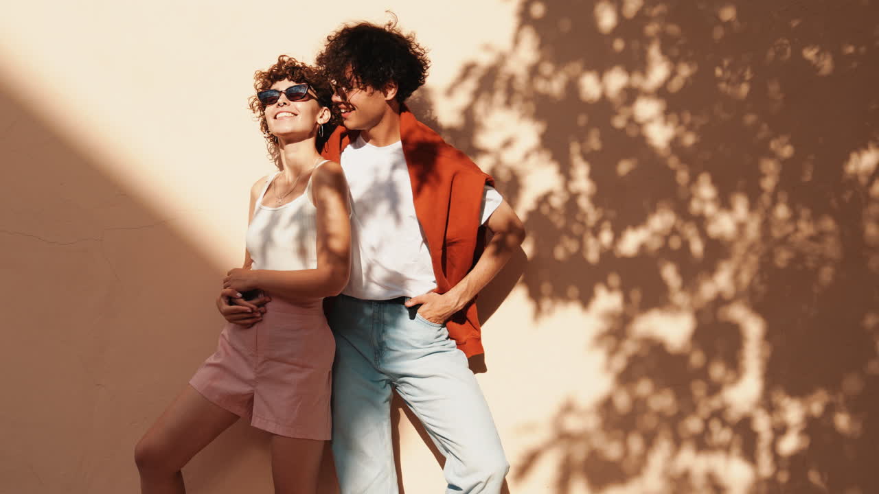 pareja posando al aire libre