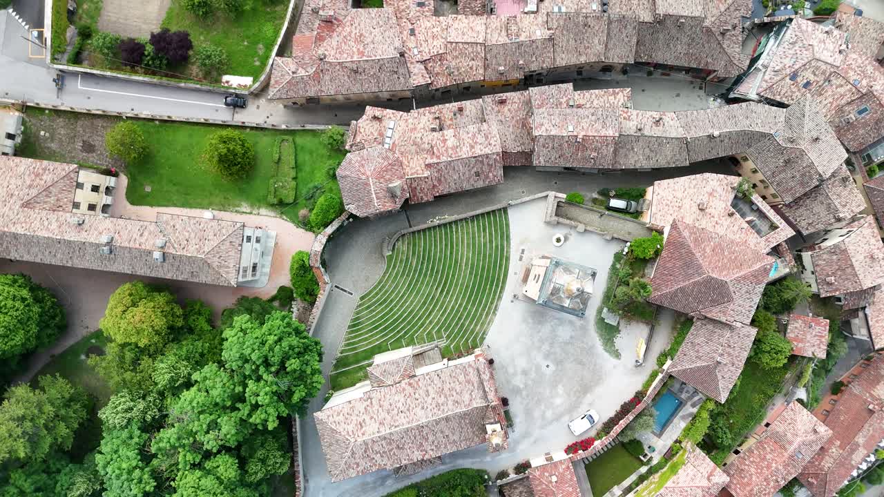 monforte d'alba, langhe region, cuneo, piedmont, 이탈리아: 교회 광장과 horschowsky auditorium의 4k 공중 전망, langhe-roeiro와 monferrato, 위에서 아래로 젠탈 상승.