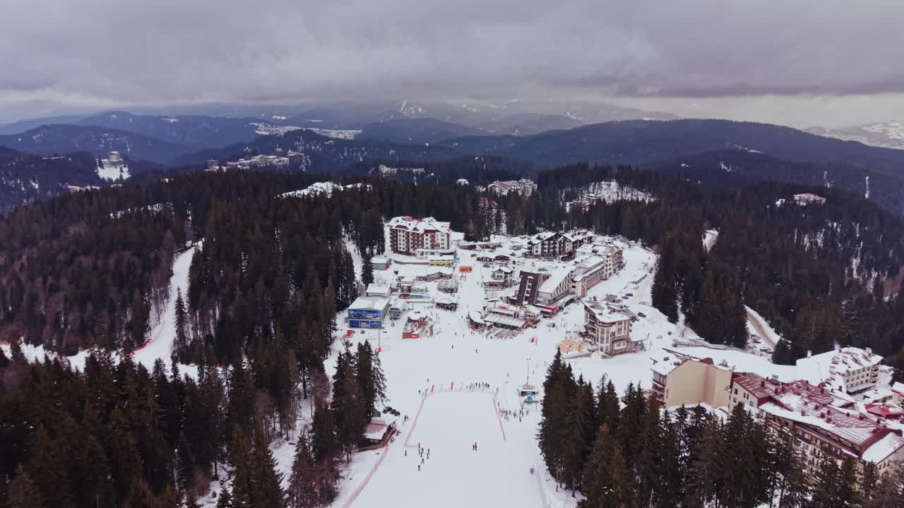Zimní sportovní aktivita v pohoří Karpaty v Bulharsku.