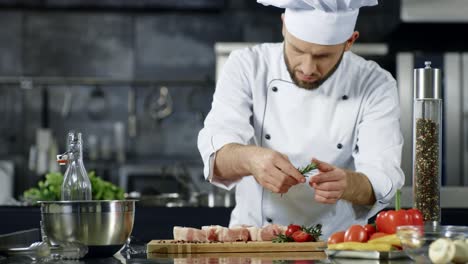 Chef-Masculino-Sazonando-Carne-En-Cámara-Lenta.-Retrato,-De,-Cocinero,-Condimento,-Bistec