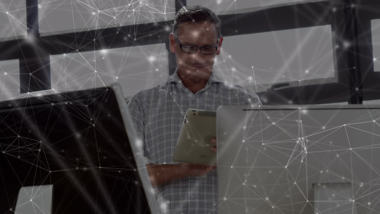 animación de la red de conexiones a través de un hombre de negocios que usa una tableta
