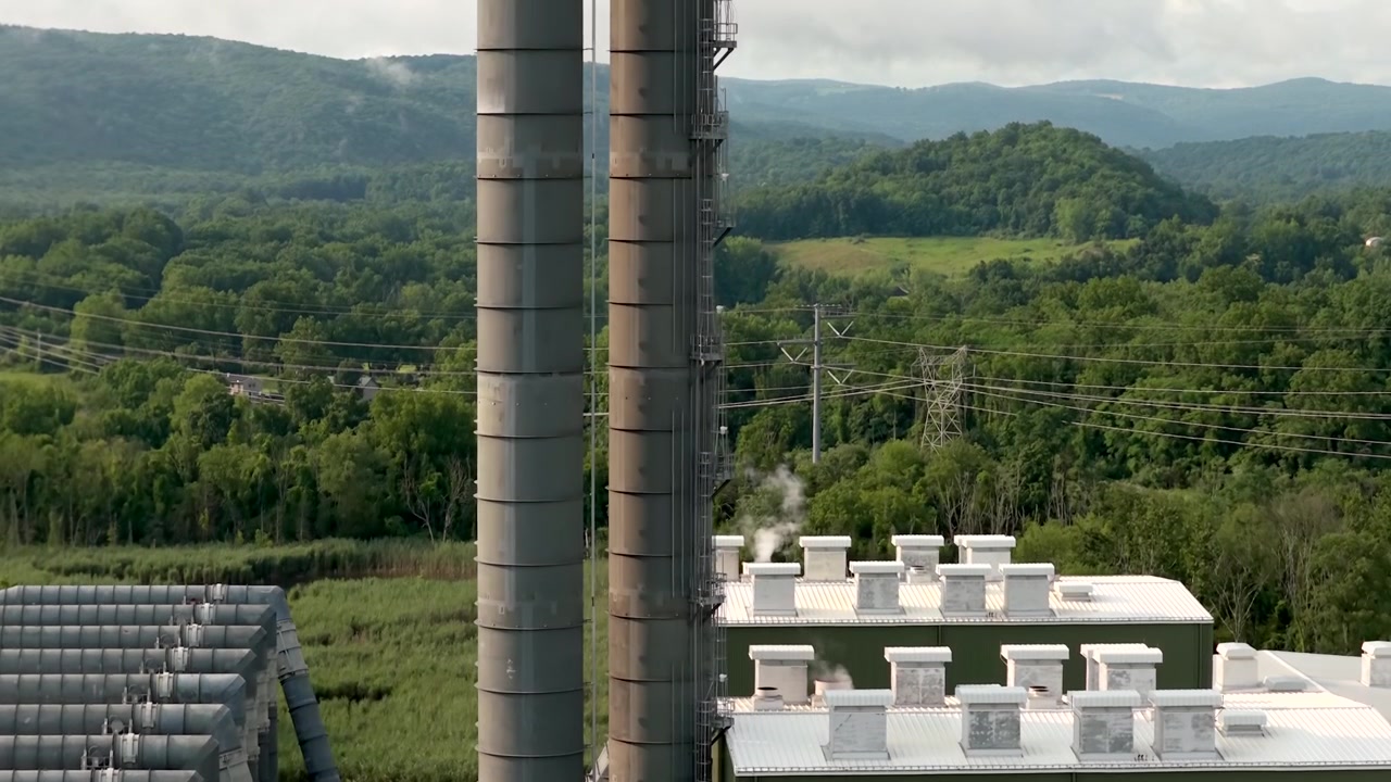 Luftaufnahmen von zwei Abgaskaminen und luftgekühlten Wärmetauschereinheiten im Cricket Valley Energy Center in New York. Ein erdgasbefeuertes Kraftwerk, umgeben von einer ländlichen Landschaft