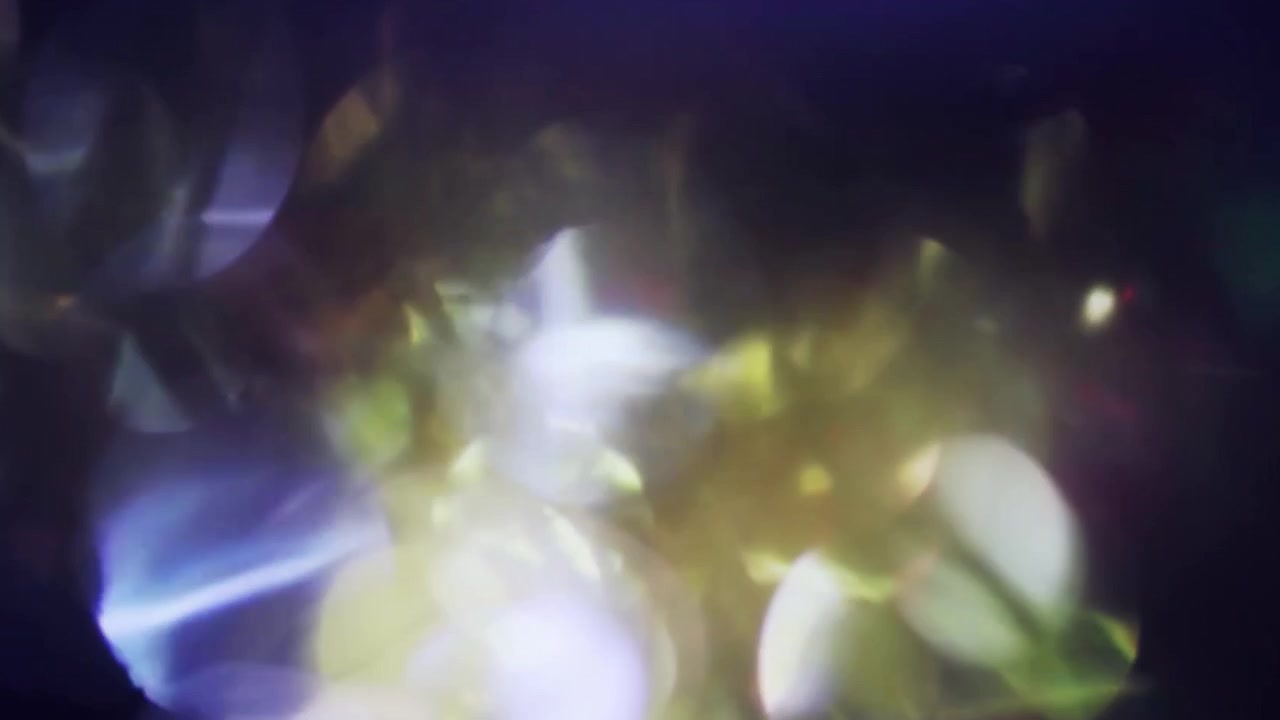 Perdite di luce astratte ed effetti bokeh su sfondo scuro.