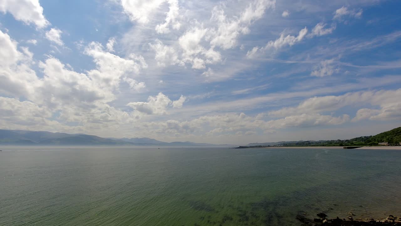 맑고 푸른 산 투명한 바다 해안선 시간 경과 경치 좋은 편안한 휴가 휴양지