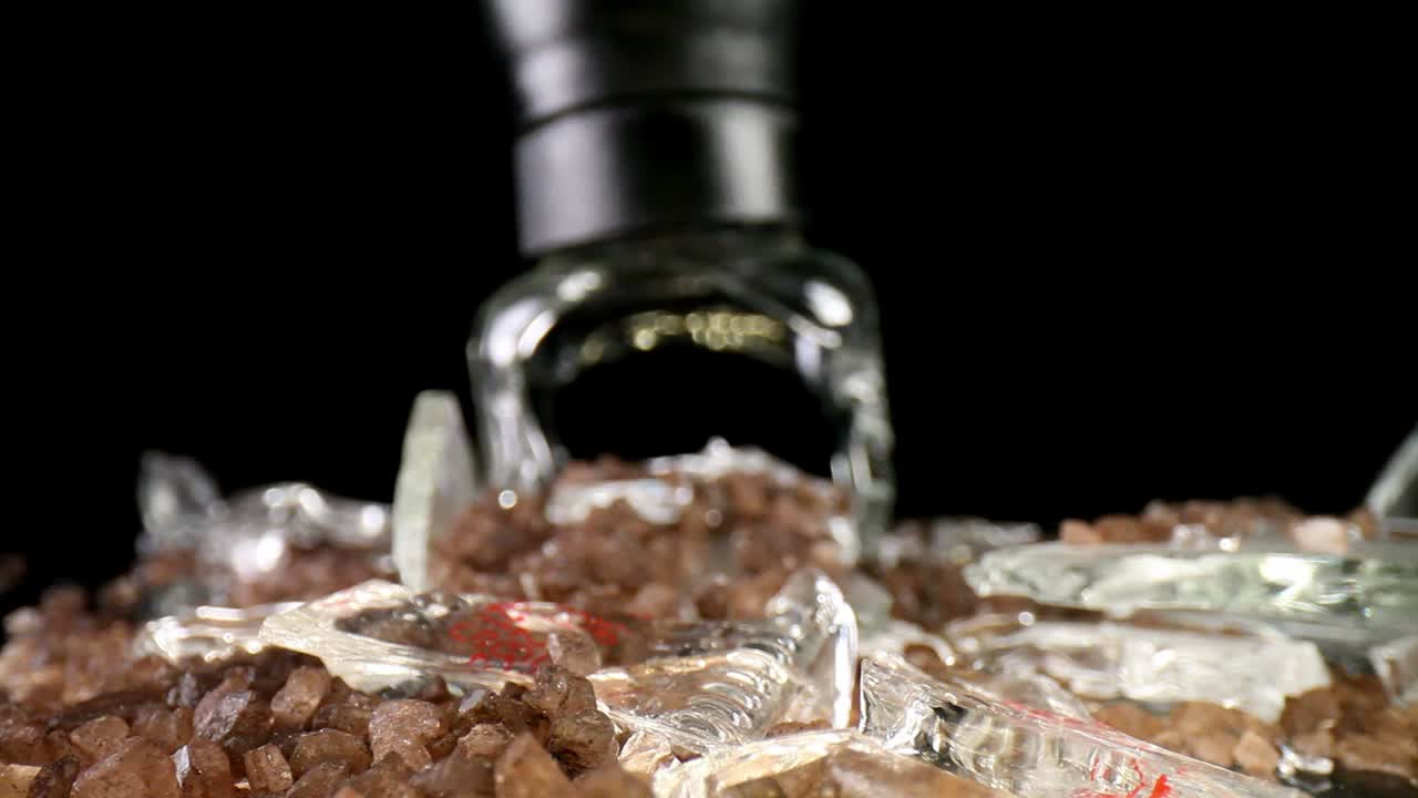 alejándose del molinillo de sal marina roto, concéntrese en primer plano para mostrar la textura de la sal y el vidrio