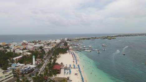 Panorama-De-La-Hermosa-Playa-En-Isla-Mujeres-En-Quintana-Roo,-México