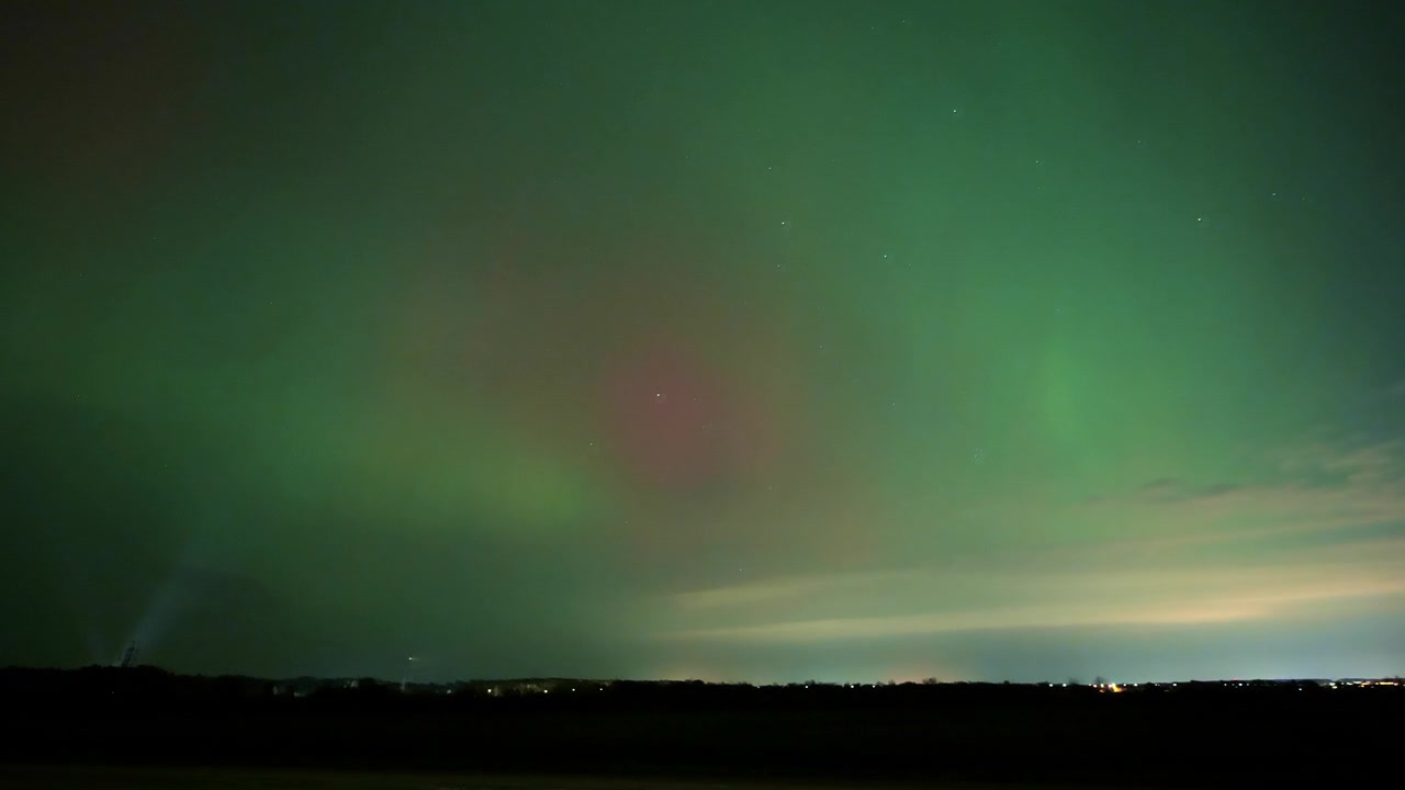 Aurora Boreale nel cielo scuro, che risplende sull'orizzonte - 4K.