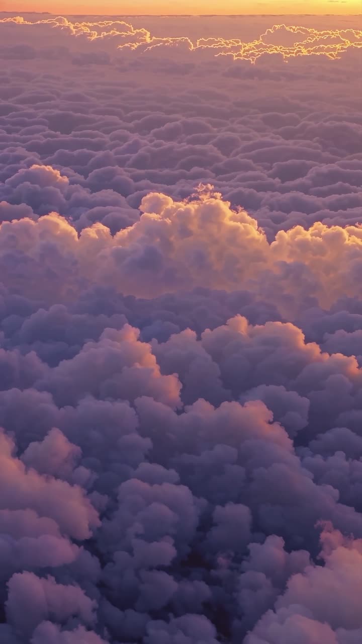 Vista aerea di nuvole soffici al tramonto, che cattura un'atmosfera serena e sognante