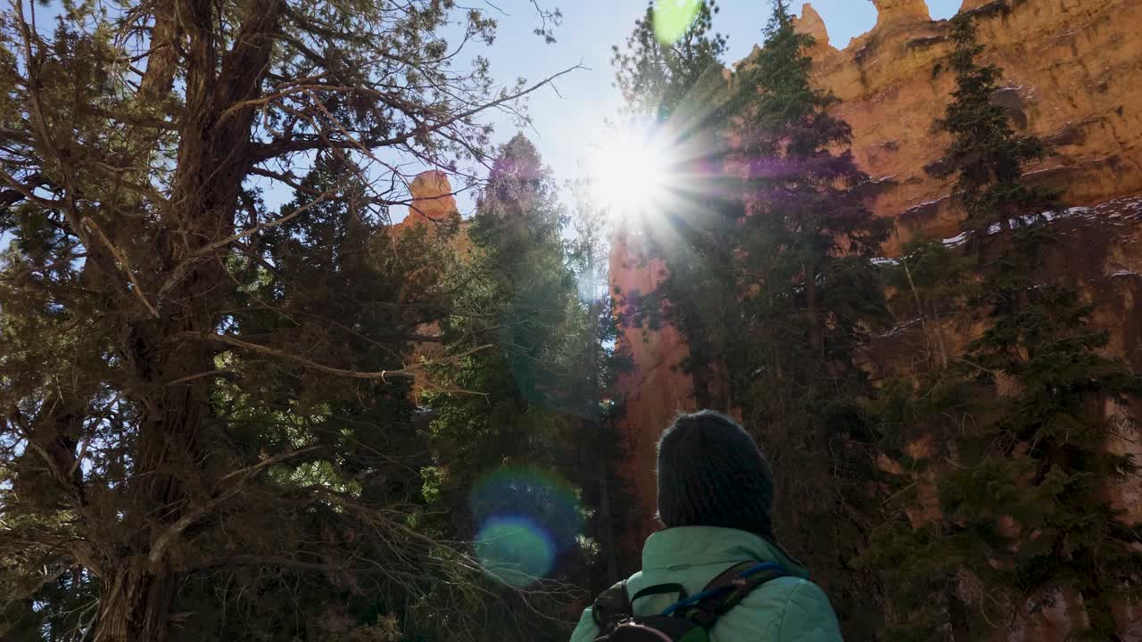 chica mujer senderismo con formación de rocas rojas y nieve cerca de bryce canyon en el sur de utah-1