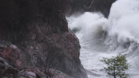 Enormes-Olas-Tormentosas-Chocan-Contra-Los-Acantilados-Costeros-De-Granito-En-Un-Día-Sombrío-En-Cámara-Lenta