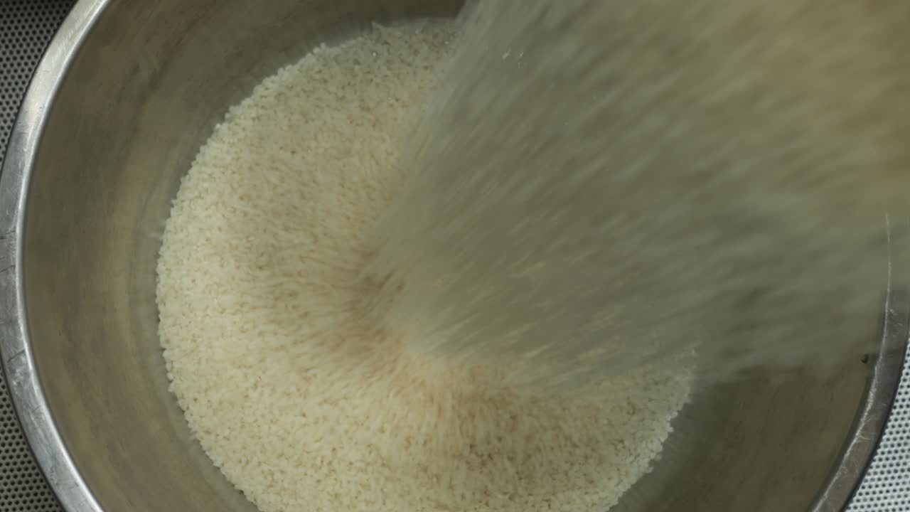 원시 긴 곡물   으로 채워지는  요리기 그