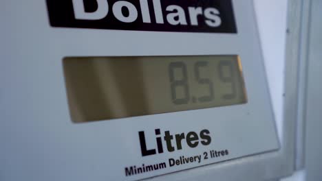 cámara lenta - bomba de combustible de la estación de combustible de gasolina cantidad de litros en funcionamiento