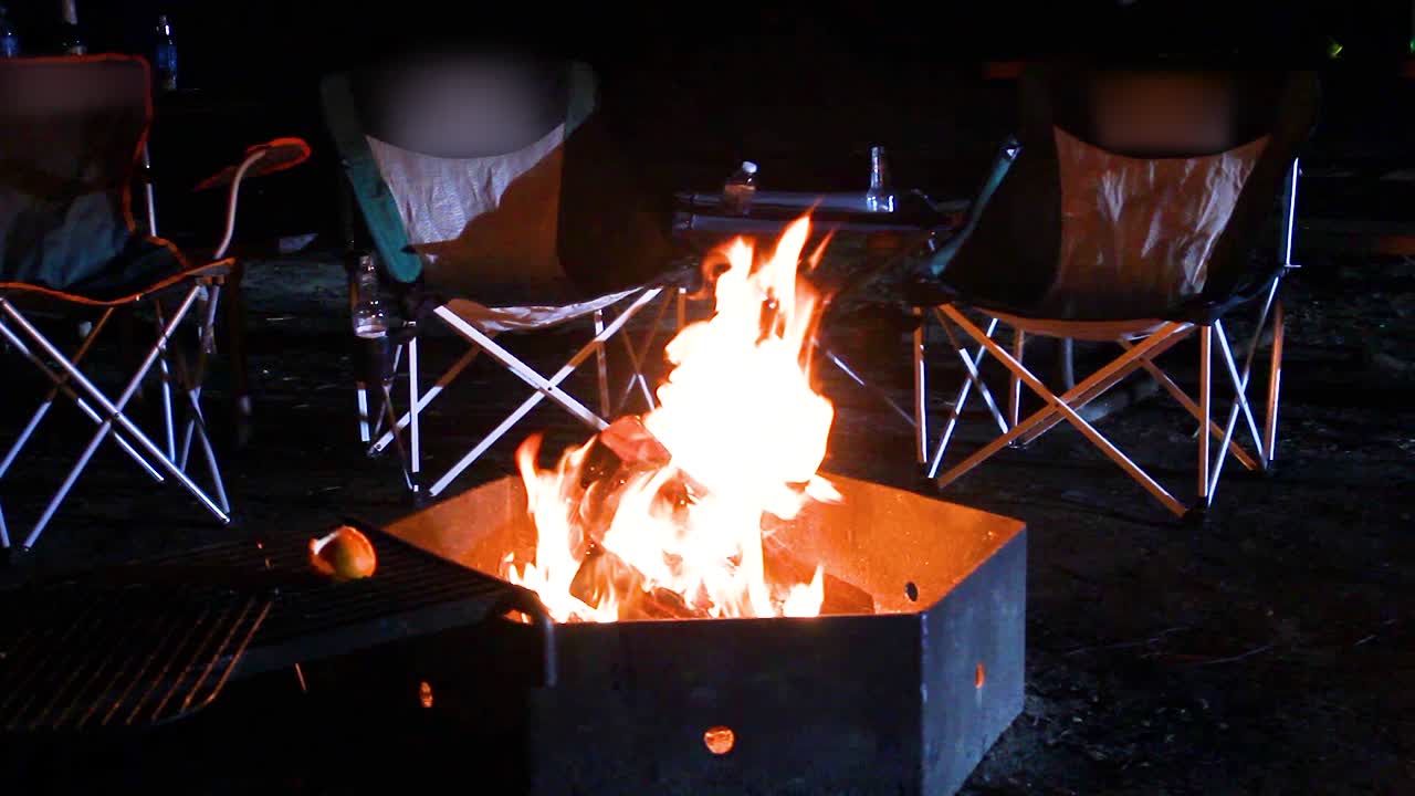 자연 속에서 타오르는 캠프 파이어의 1인칭 시점