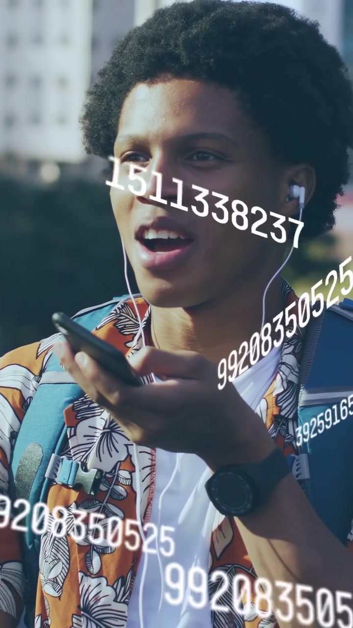 Video verticale: Studente che parla al telefono, toccando lo schermo per leggere i messaggi, con numeri tecnologici che scorrono.