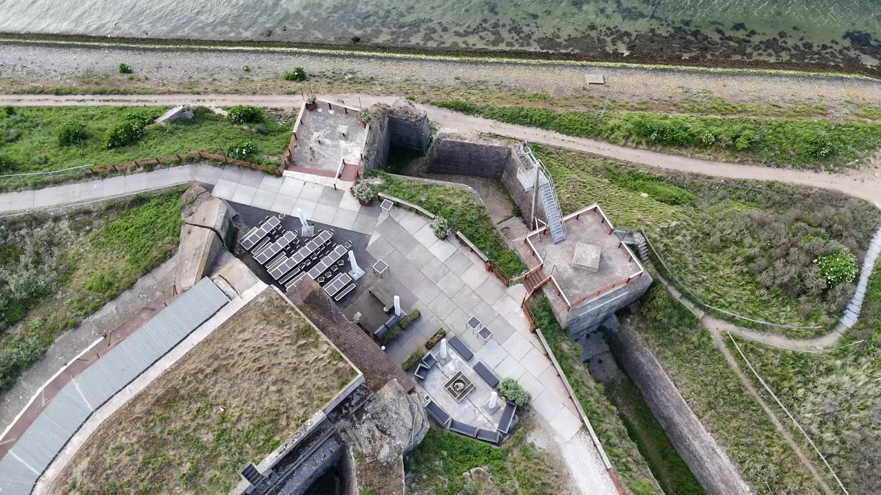 Drone viser frem historiske forsvarsstrukturer på øya.