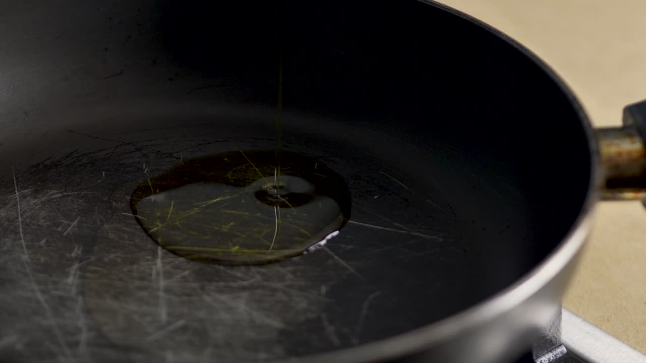 클로즈업 슬로우 모션 식사 음식 준비 가스 쿠커 스토브  ⁇ 에 올리브 오일을 부어 요리 건강 식품 4k