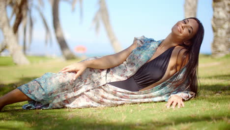 Señora-En-Traje-De-Playa-Relajándose-En-El-Suelo-De-Hierba