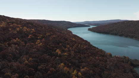 Aguas-Tranquilas-Y-Follaje-Otoñal-En-El-Parque-Estatal-Lake-Fort-Smith,-Arkansas,-Estados-Unidos---Toma-Aérea