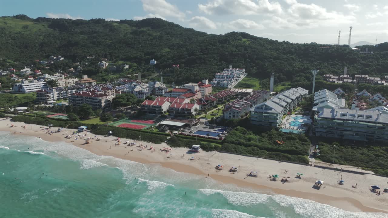 멋진 프라야 브라바 해변과 순수한 해안선을 가로질러 있는 고급스러운 럭셔리 콘도미니엄을 즐길 수 있습니다.