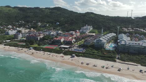 Erleben-Sie-Die-Atemberaubende-Aussicht-Auf-Den-Atemberaubenden-Strand-Praia-Brava-Und-Seine-Exquisiten-Luxus-Eigentumswohnungen-Entlang-Der-Unberührten-Küste