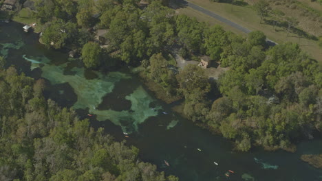 Rainbow-Springs-Florida-Aerial-V7-Casas-De-Lujo-Bordean-Las-Orillas-Del-Río-A-Lo-Largo-Del-Parque-Estatal---Dji-Inspire-2,-X7,-6k---Marzo-De-2020