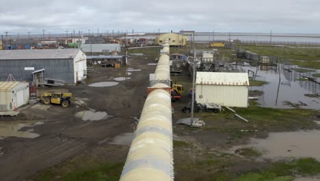 un avión no tripulado volando sobre una inundación del centro de investigación climática en la tundra de permafrost descongelada cerca de barrow, alaska