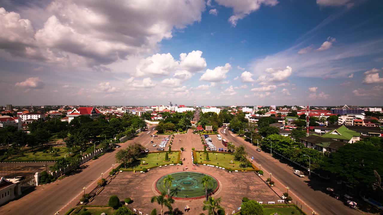 paisaje urbano del parque vientiane con tráfico, turistas y nubes esponjosas en movimiento