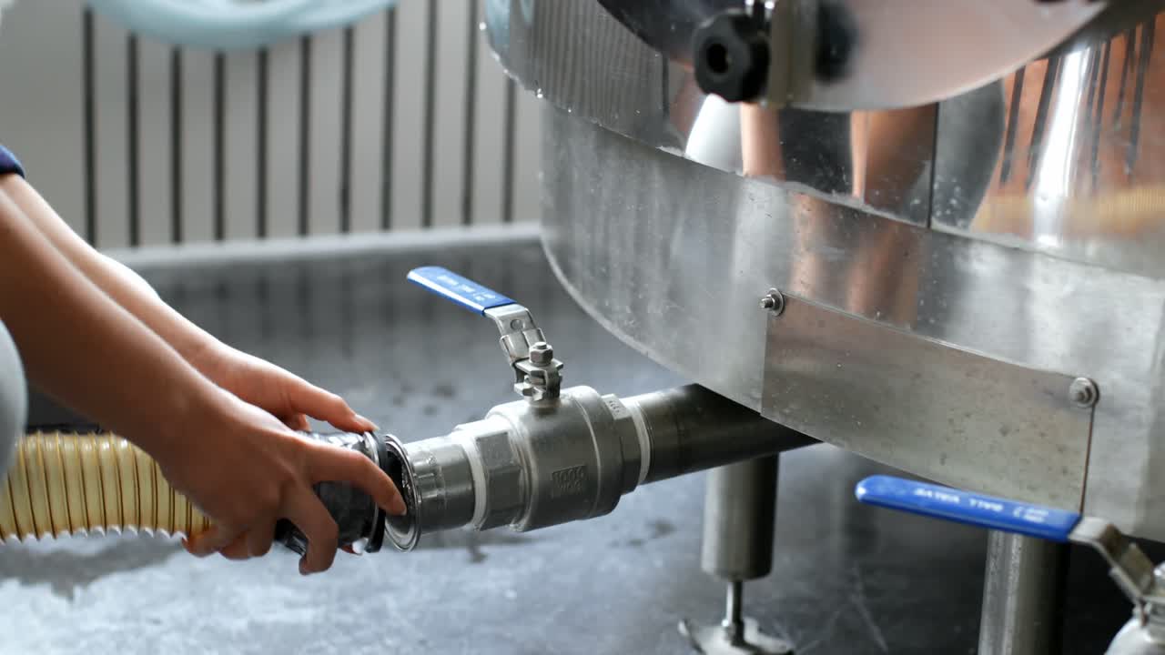 증류 공장에서 파이프를 확인하는 여성 노동자 4k