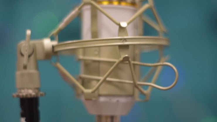 Microfono da studio di registrazione in primo piano.